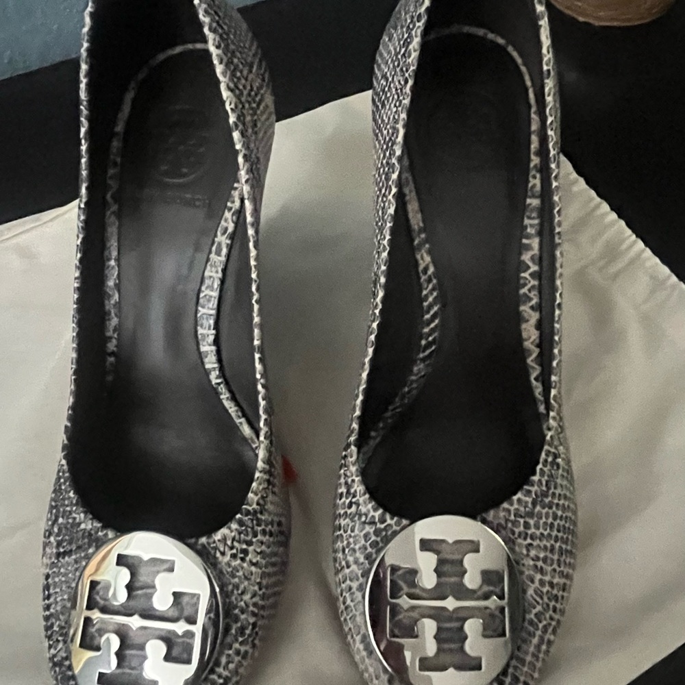 Tory Burch Snakeskin Pattern Heels with Black and White Logo - 9